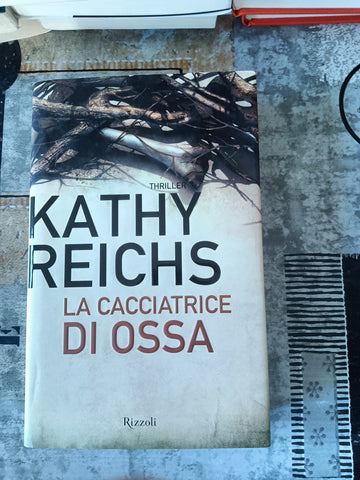 La cacciatrice di ossa | Kathy Reichs - Rizzoli