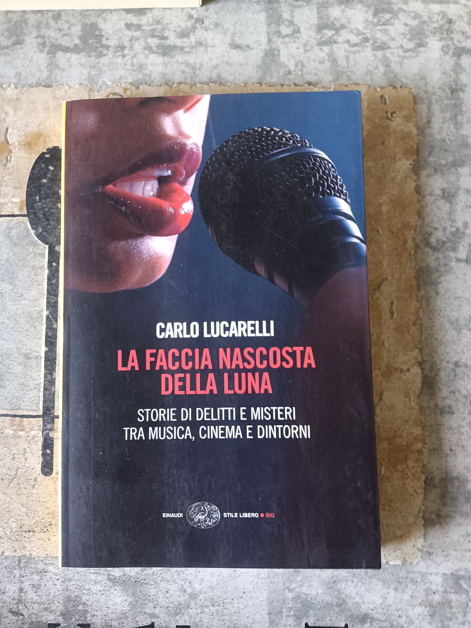 La faccia nascosta della luna | Carlo Lucarelli - Einaudi