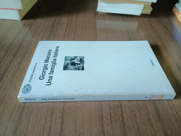 Una famiglia italiana | Giorgio Manzini - Einaudi