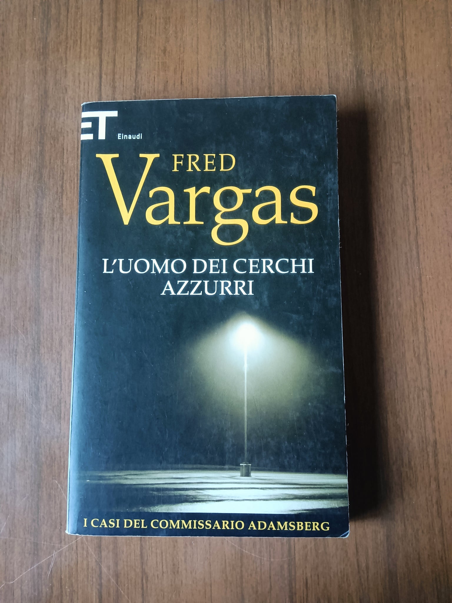 L’uomo dei cerchi azzurri | Fred Vargas - Einaudi