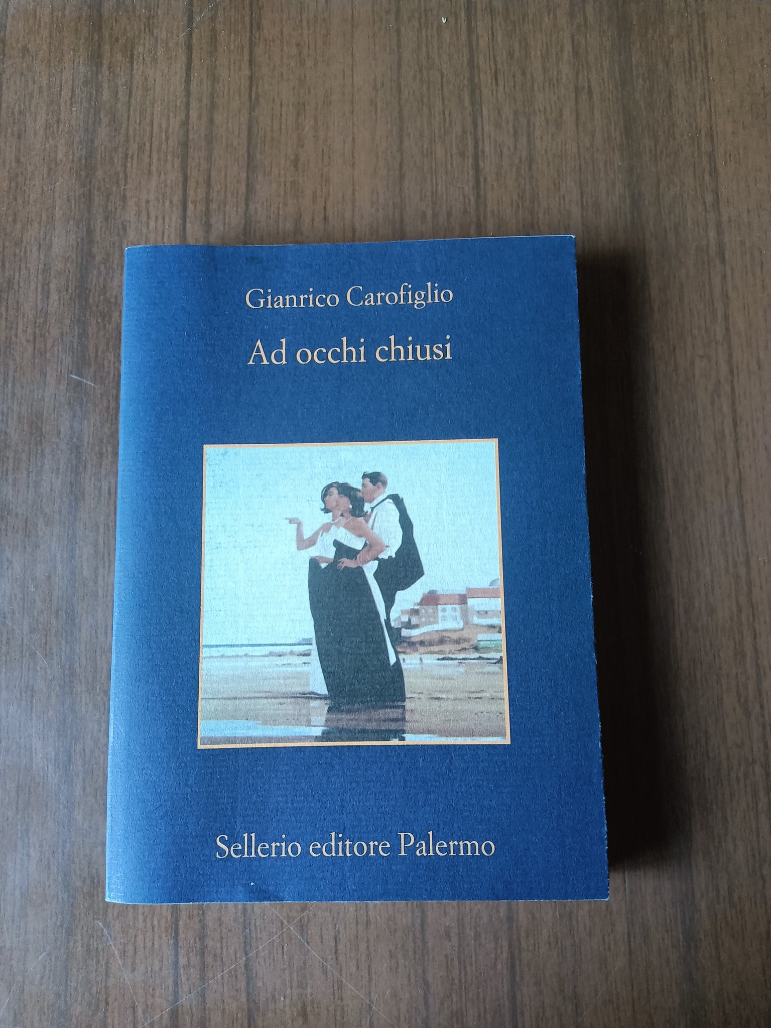 Ad occhi chiusi | Gianrico Carofiglio - Sellerio