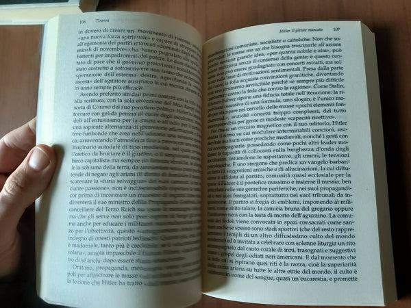 Tiranni. Da Hitler a Pol Pot: gli uomini che hanno insanguinato il Novecento | Antonio Ghirelli - Mondadori