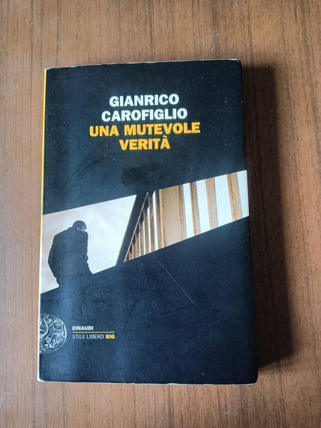 Una mutevole verità | Gianrico Carofiglio - Einaudi