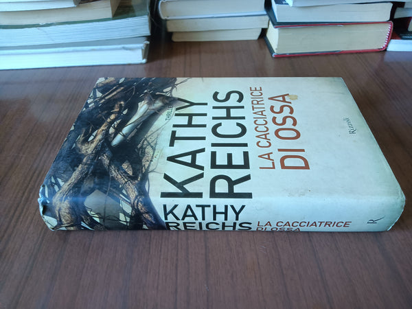 La cacciatrice di ossa | Kathy Reichs - Rizzoli