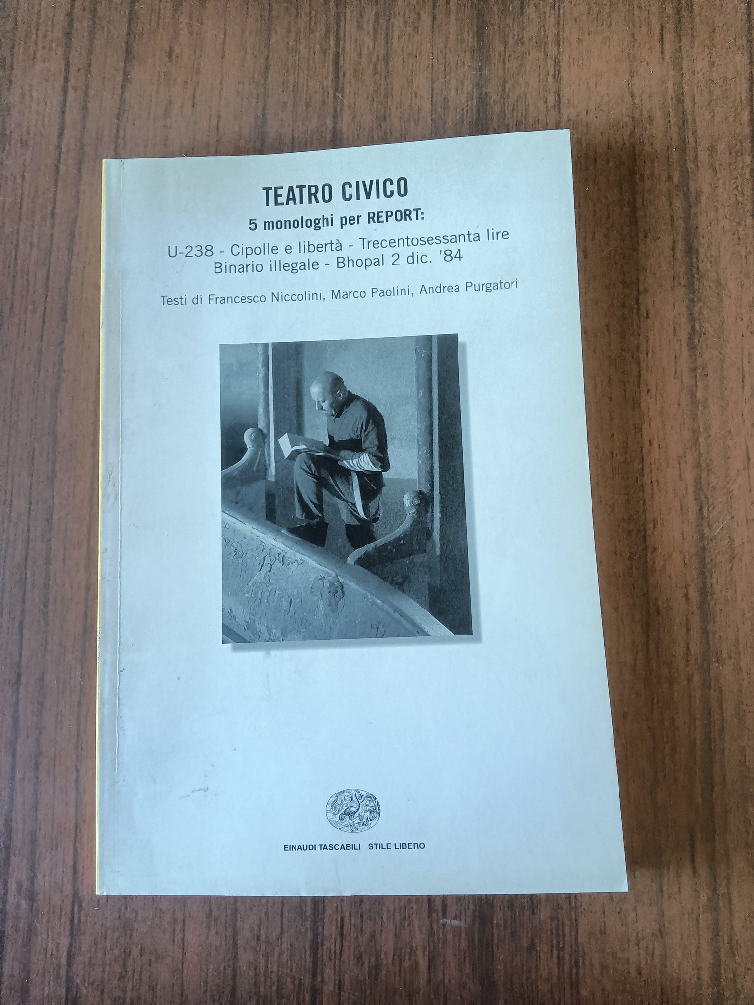 Teatro civico cinque monologhi per Report: U-238 cipolle e libertà trecentosessanta lire binario illegale bhopal 2 dic. ’84 | Aa.Vv - Einaudi